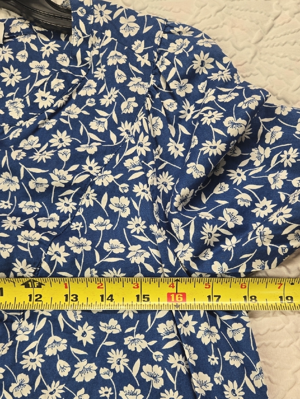 3/$10 Old Navy Blue and White Buttoned Peter Pan Collar Blouse - Picture 4 of 6